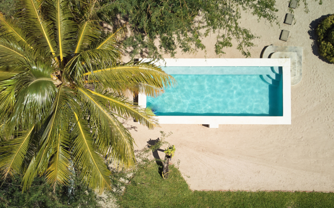 10 idées d’aménagement pour une piscine coque dans un petit jardin