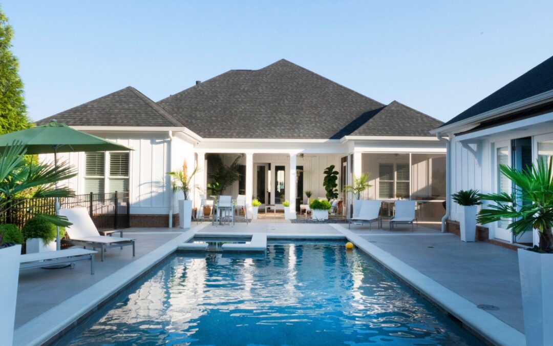 6 styles de piscines coques modernes pour sublimer votre jardin