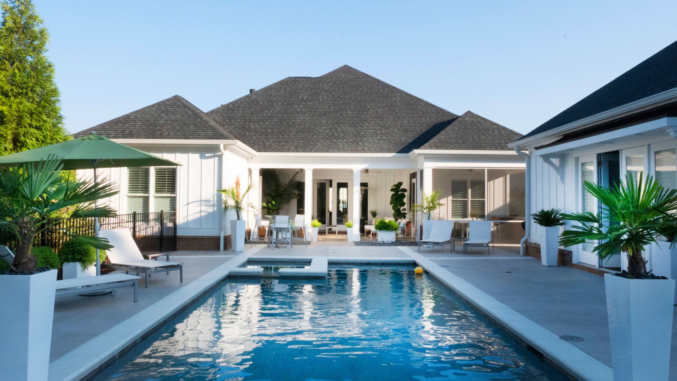 6 styles de piscines coques modernes pour sublimer votre jardin